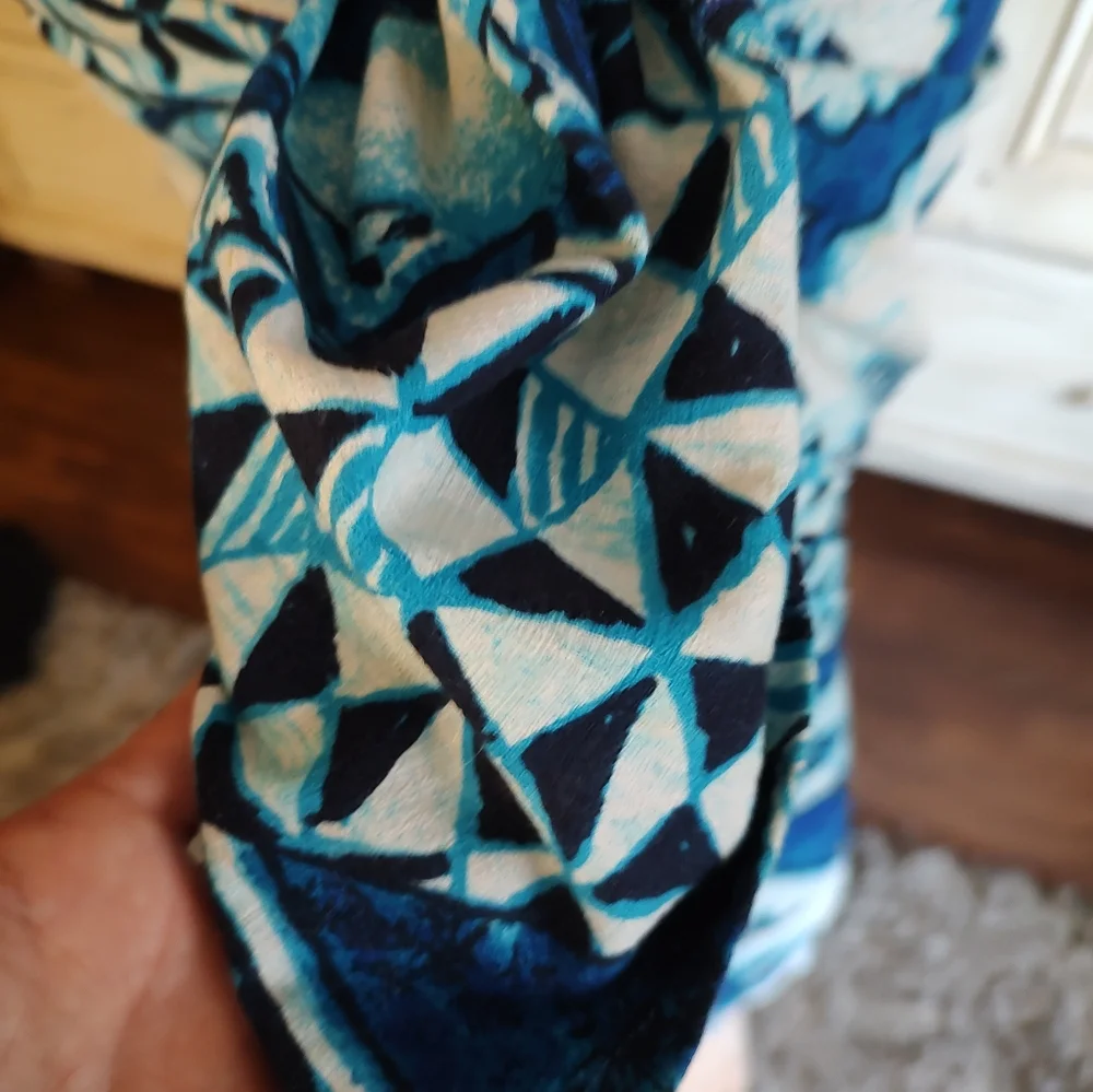 Elegant Blue Geometric Sarong - Picture 2 of 2